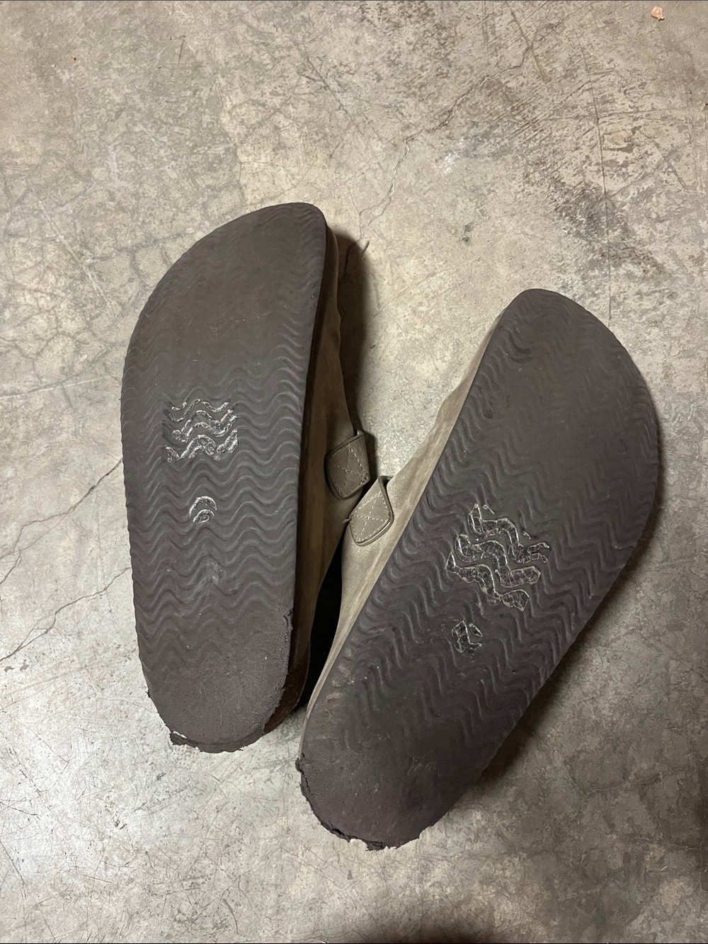 Universal Thread Clogs - Picture 3 of 3